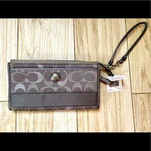 NWT COACH Clutch/Wristlet